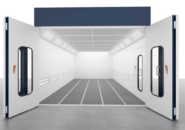 Cabine de pintura Saima com portas frontais e iluminação superior, ideal para repintura automóvel com ventilação controlada.