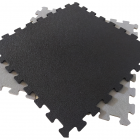 Piso modular em PVC cinzento e preto instalado em oficina, com acabamento antiderrapante e encaixe por módulos.