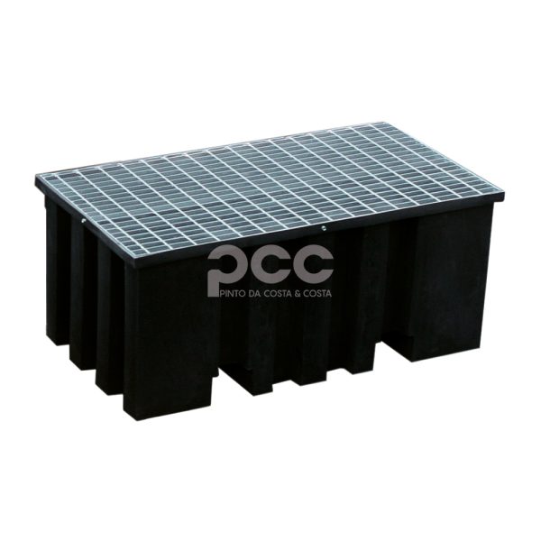Bacia de retenção de 415L em polietileno com grelha galvanizada, para 2 bidões de 200L, utilizada em ambiente industrial.