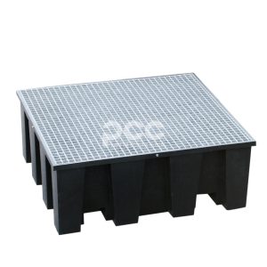 Bacia de retenção de 640L com grelha galvanizada, para 4 bidões de 200L, ideal para contenção de líquidos em ambiente industrial.