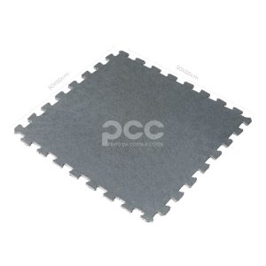 Placa de piso modular cinzento em PVC, com superfície texturada e encaixe tipo puzzle para aplicação em oficinas ou áreas industriais.