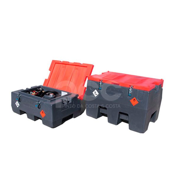 Depósito portátil para transporte de gasóleo em polietileno, com bomba elétrica, mangueira e pistola de abastecimento.