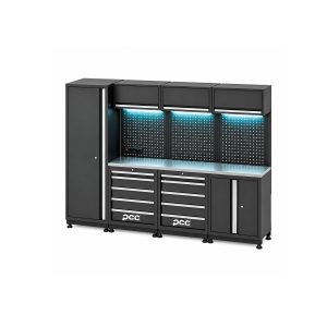Mobiliário Modular M IWS com armário alto, gaveteiros, armários superiores e inferiores, painéis perfurados, bancada metálica e iluminação LED.