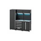 Mobiliário Modular S IWS com armário alto, gaveteiro, armários superiores e inferiores, painéis perfurados, bancada metálica e iluminação LED.